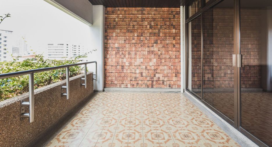 For rent 3 bedrooms condo in Sathon, Bangkok