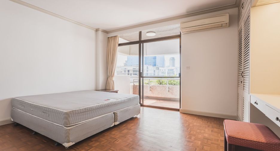 For rent 3 bedrooms condo in Sathon, Bangkok