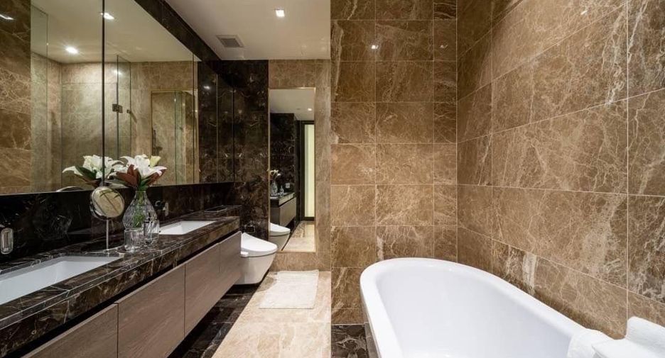 For rent 2 bedrooms condo in Pathum Wan, Bangkok