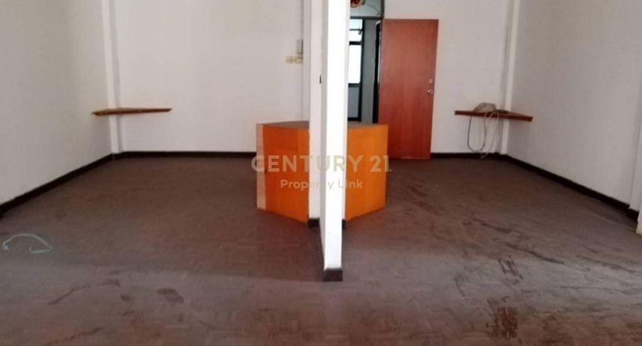 For rent 7 bedrooms retail Space in Sathon, Bangkok