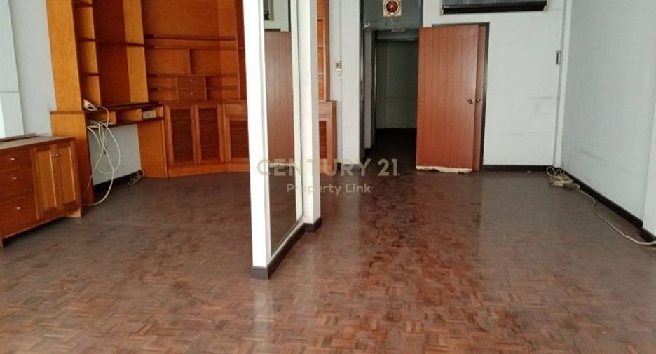 For rent 7 bedrooms retail Space in Sathon, Bangkok