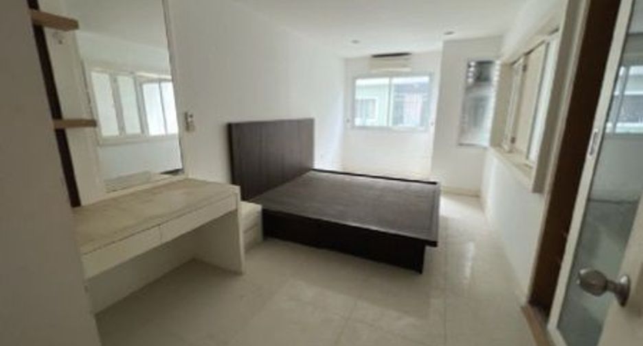 For sale studio apartment in Huai Khwang, Bangkok