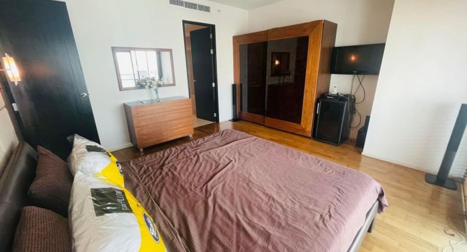 Condo en alquiler y en venta de 3 habitaciones en Khlong Toei, Bangkok