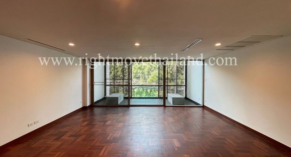 For rent 4 bedrooms townhouse in Watthana, Bangkok