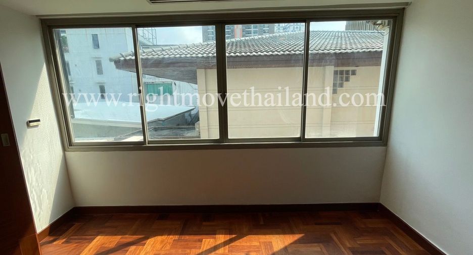 For rent 4 bedrooms townhouse in Watthana, Bangkok