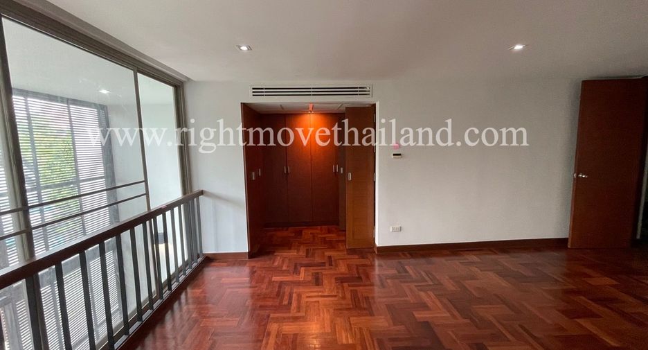 For rent 4 bedrooms townhouse in Watthana, Bangkok