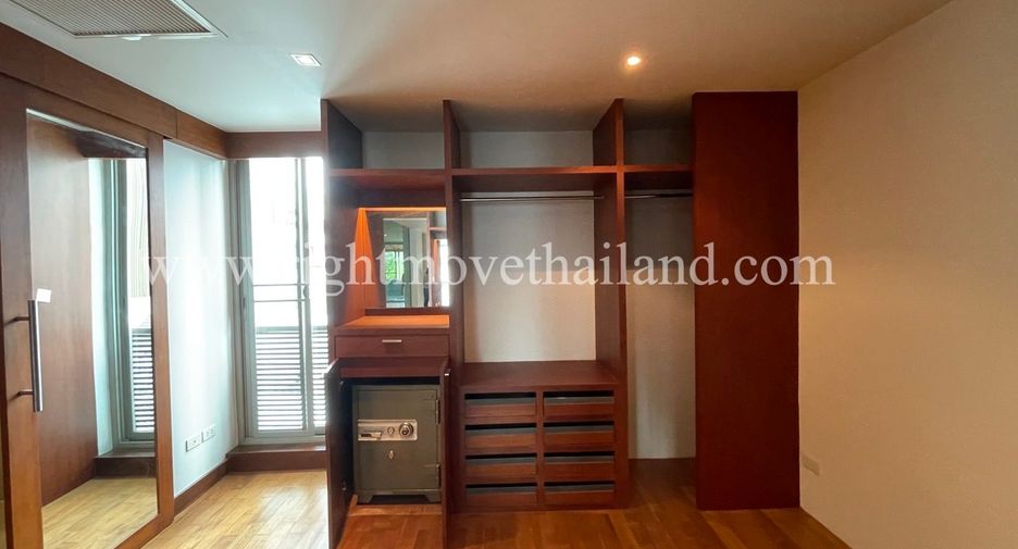 For rent 4 bedrooms townhouse in Watthana, Bangkok