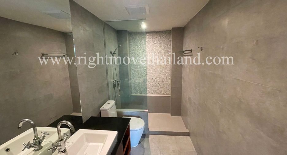 For rent 4 bedrooms townhouse in Watthana, Bangkok