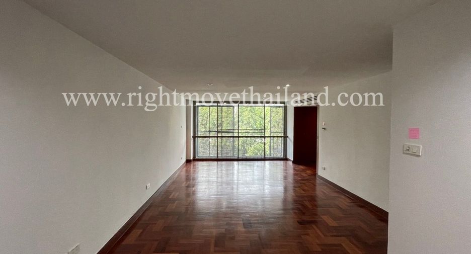 For rent 4 bedrooms townhouse in Watthana, Bangkok