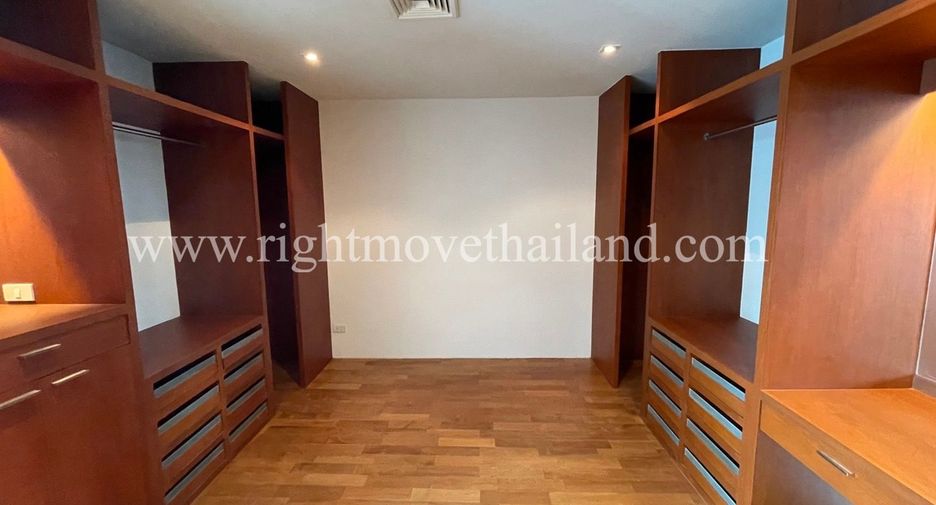 For rent 4 bedrooms townhouse in Watthana, Bangkok