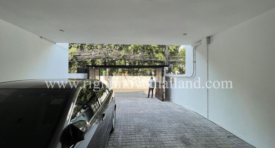 For rent 4 bedrooms townhouse in Watthana, Bangkok
