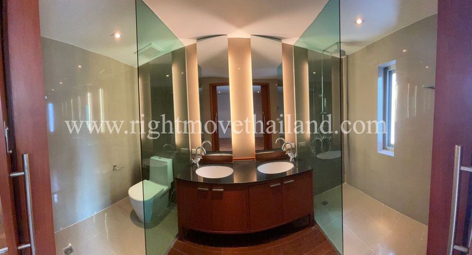 For rent 4 bedrooms townhouse in Watthana, Bangkok