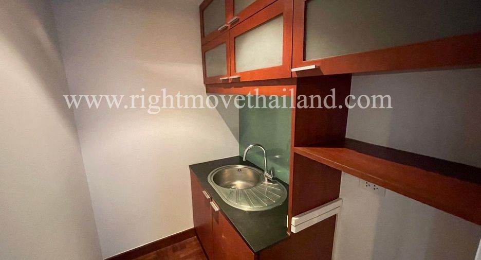 For rent 4 bedrooms townhouse in Watthana, Bangkok