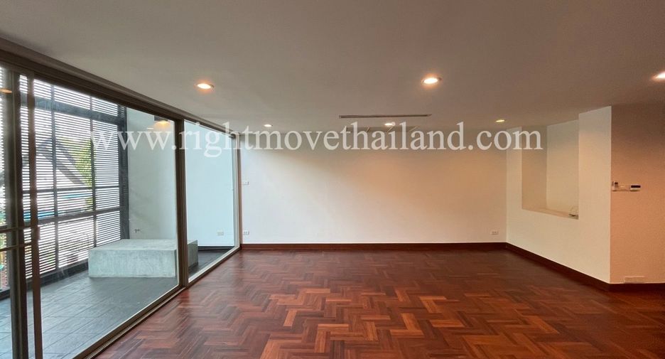 For rent 4 bedrooms townhouse in Watthana, Bangkok