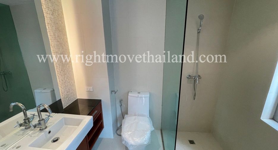 For rent 4 bedrooms townhouse in Watthana, Bangkok
