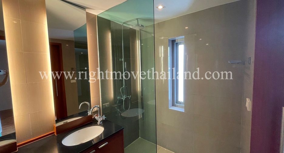 For rent 4 bedrooms townhouse in Watthana, Bangkok