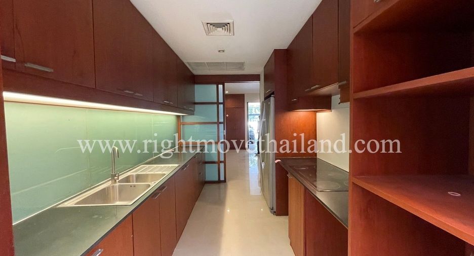 For rent 4 bedrooms townhouse in Watthana, Bangkok