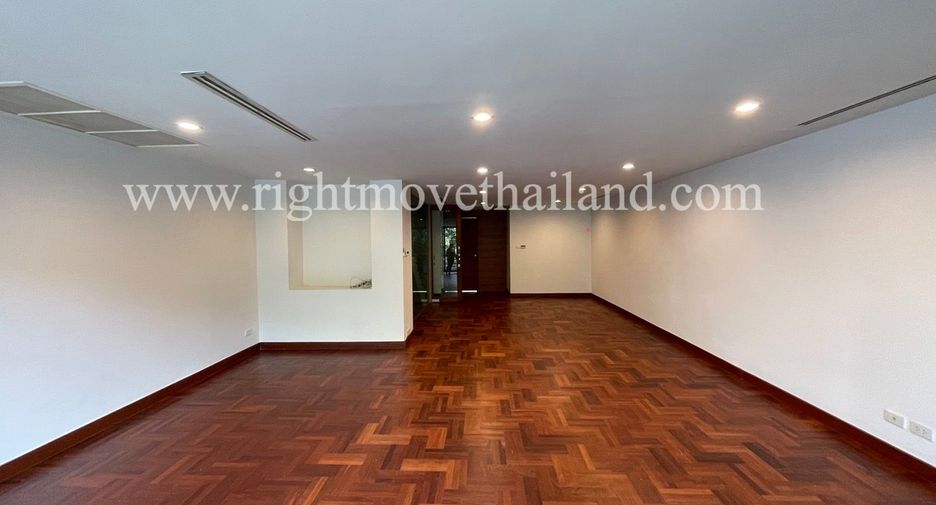 For rent 4 bedrooms townhouse in Watthana, Bangkok