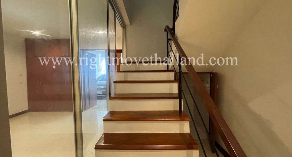 For rent 4 bedrooms townhouse in Watthana, Bangkok