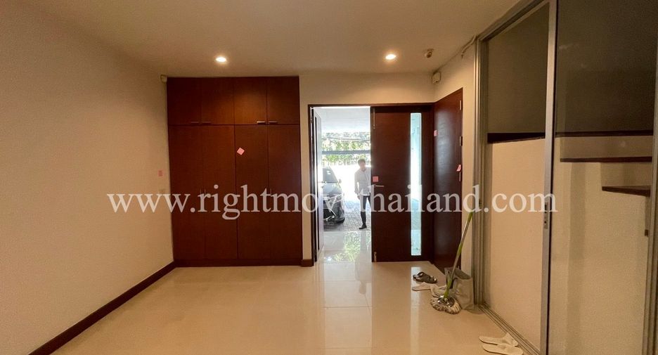 For rent 4 bedrooms townhouse in Watthana, Bangkok