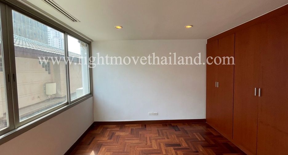 For rent 4 bedrooms townhouse in Watthana, Bangkok