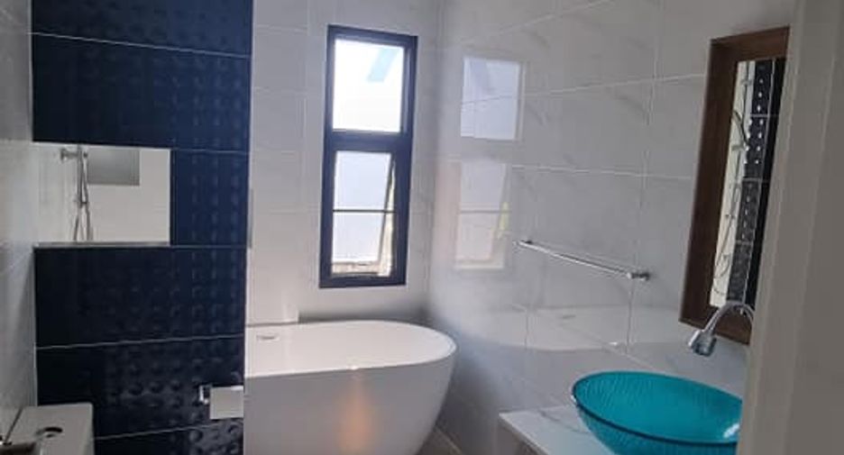 For rent 3 bedrooms villa in Saraphi, Chiang Mai