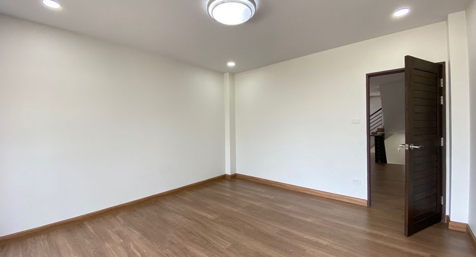 For sale 2 bedrooms retail Space in Mueang Chiang Mai, Chiang Mai