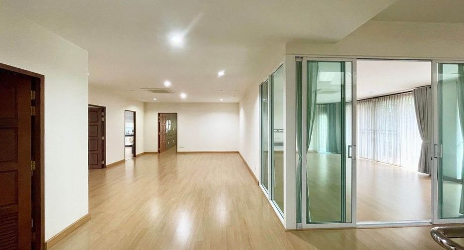 For sale 5 bed office in Phra Khanong, Bangkok