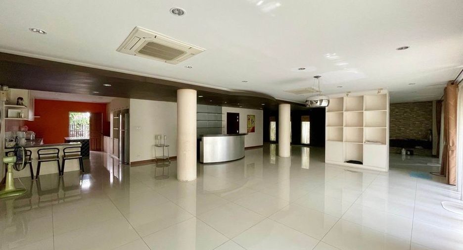 For sale 5 bed office in Phra Khanong, Bangkok