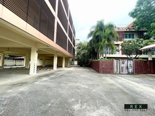For sale 5 bed office in Phra Khanong, Bangkok