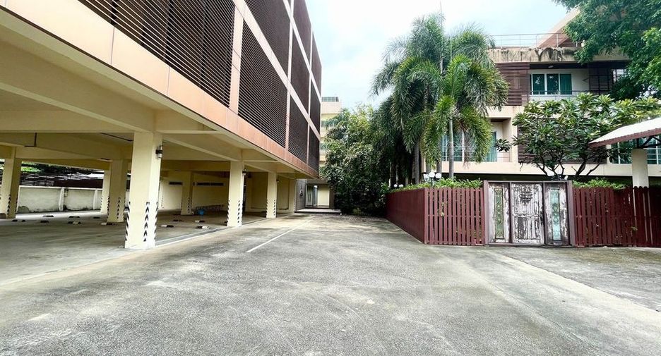 For sale 5 bed office in Phra Khanong, Bangkok