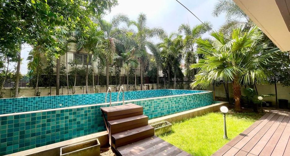 For sale 5 bed office in Phra Khanong, Bangkok