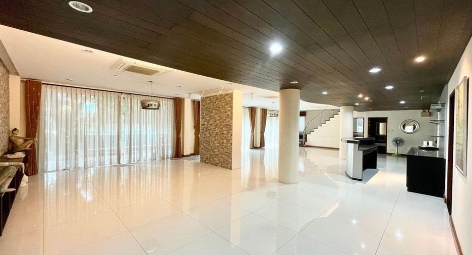 For sale 5 bed office in Phra Khanong, Bangkok