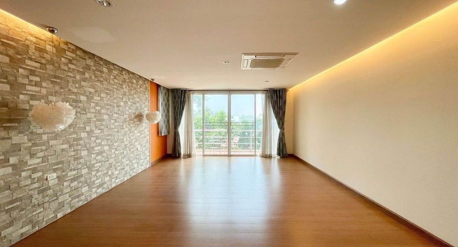 For sale 5 bed office in Phra Khanong, Bangkok
