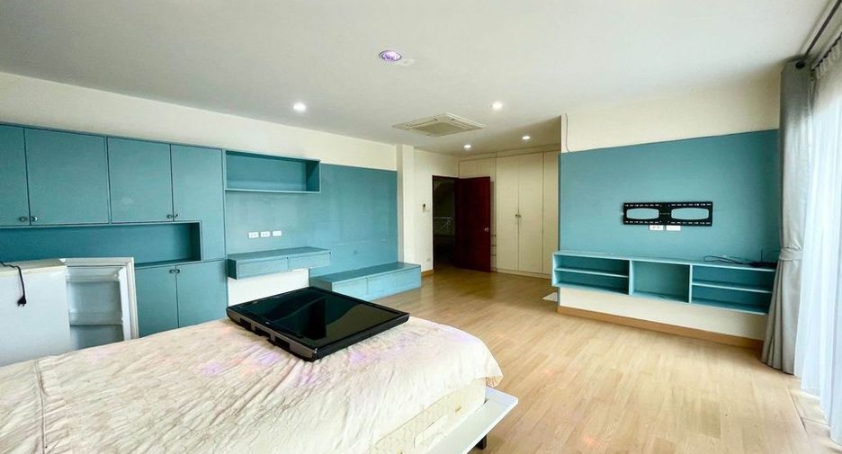 For sale 5 bed office in Phra Khanong, Bangkok