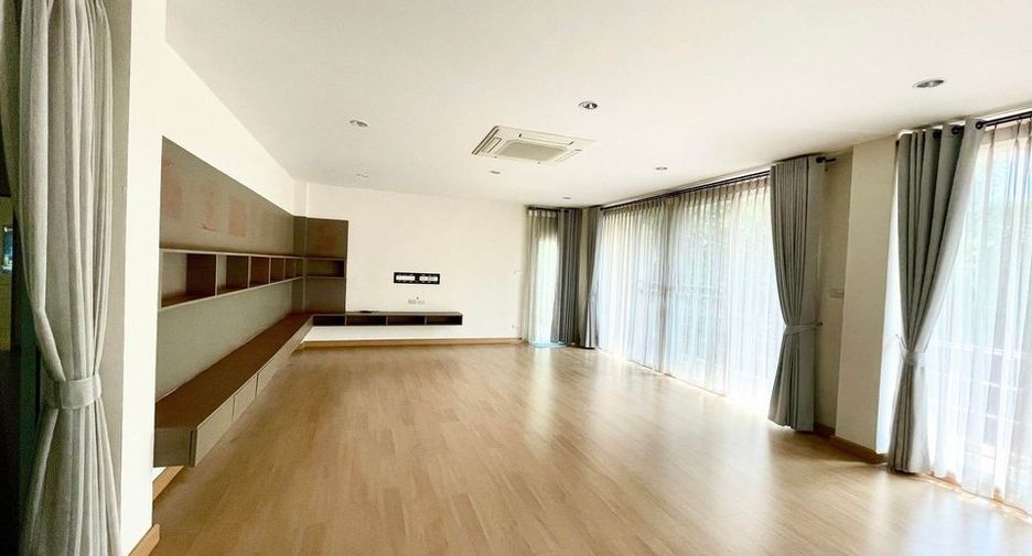 For sale 5 bed office in Phra Khanong, Bangkok