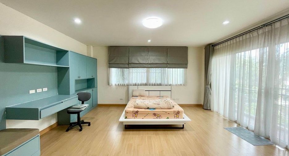 For sale 5 bed office in Phra Khanong, Bangkok