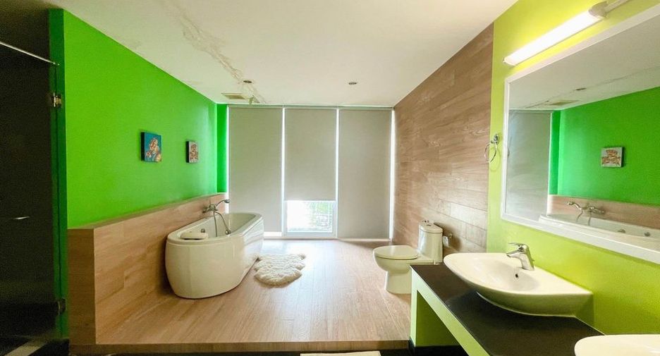 For sale 5 bed office in Phra Khanong, Bangkok
