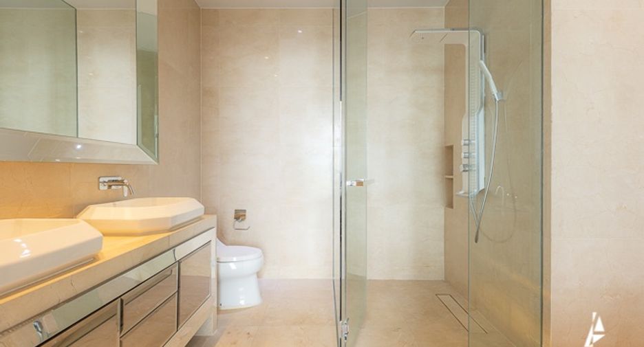 For rent そして for sale 3 ベッドルーム condo in Khlong Toei, Bangkok