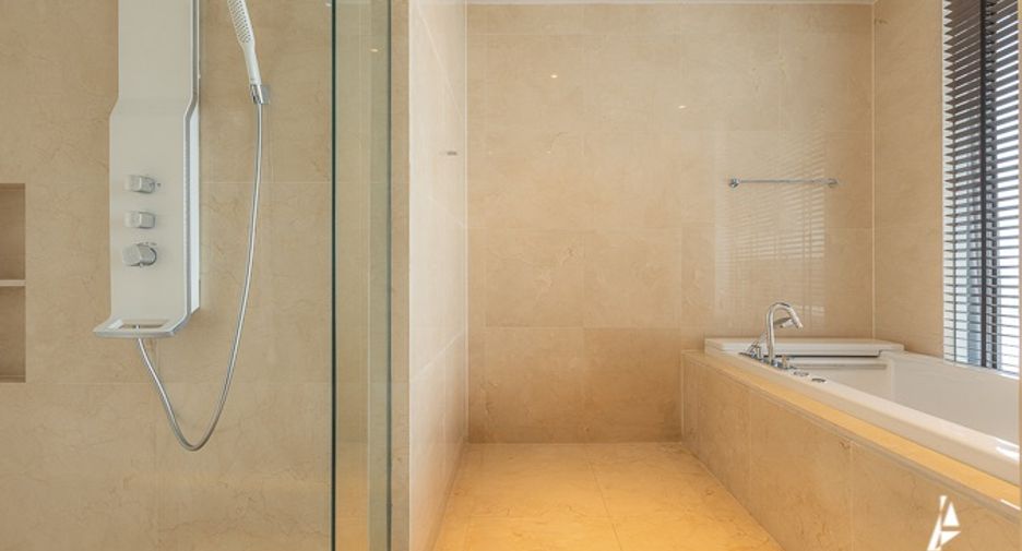 For rent そして for sale 3 ベッドルーム condo in Khlong Toei, Bangkok