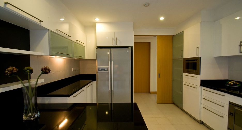 For rent 4 bed serviced apartment in Khlong Toei, Bangkok