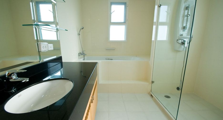 For rent 4 bed serviced apartment in Khlong Toei, Bangkok