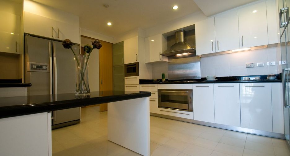For rent 4 bed serviced apartment in Khlong Toei, Bangkok