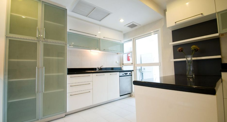 For rent 4 bed serviced apartment in Khlong Toei, Bangkok