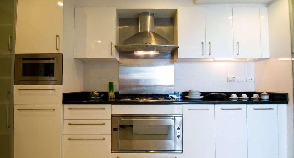 For rent 4 bed serviced apartment in Khlong Toei, Bangkok