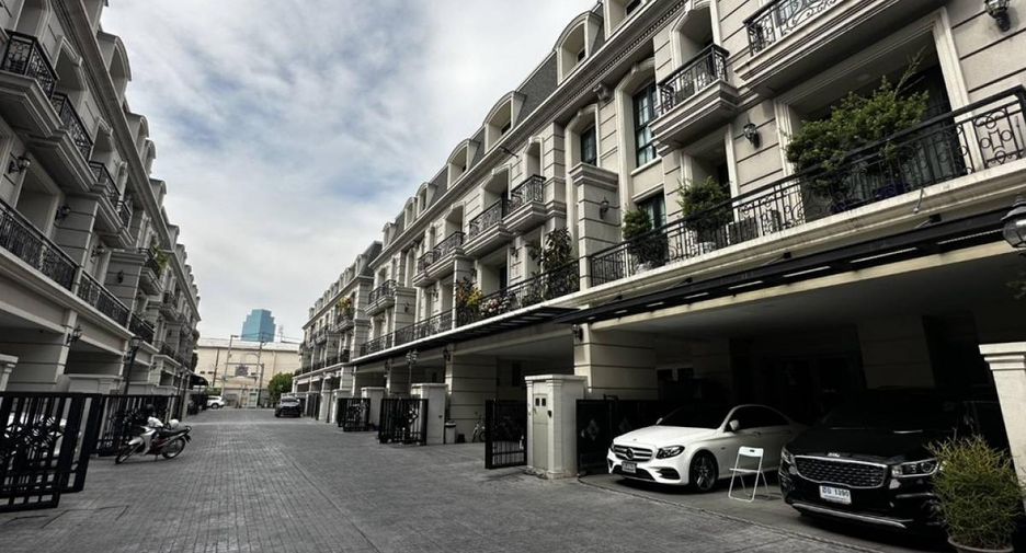 Haus zur Miete mit 5 Zimmer in Yan Nawa, Bangkok