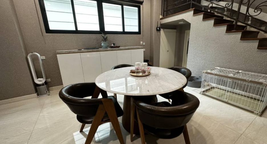 Haus zur Miete mit 5 Zimmer in Yan Nawa, Bangkok