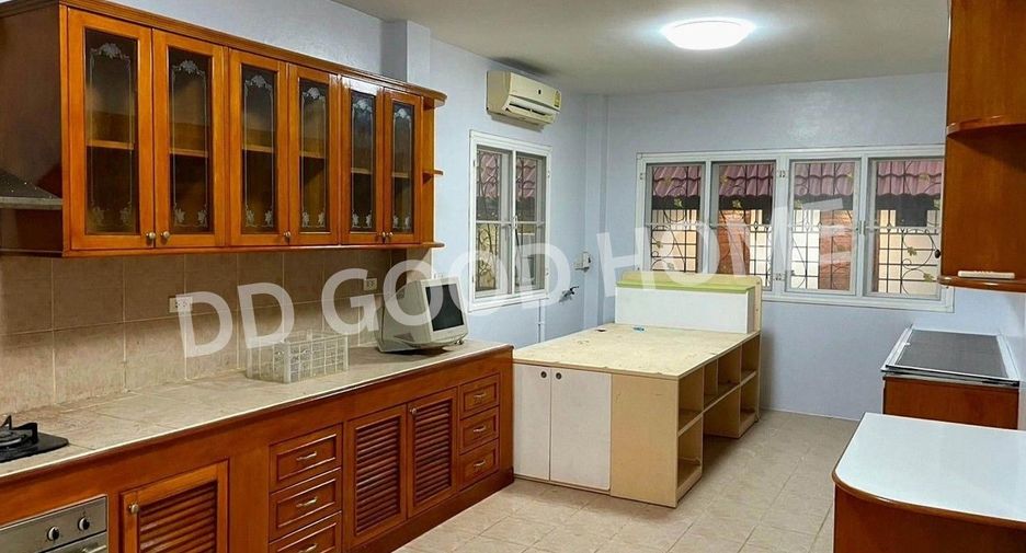 For sale 5 bedrooms house in Mueang Udon Thani, Udon Thani