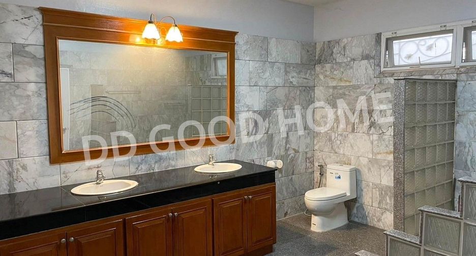 For sale 5 bedrooms house in Mueang Udon Thani, Udon Thani