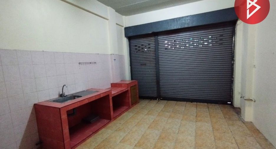 For sale 3 bed retail Space in Sam Phran, Nakhon Pathom